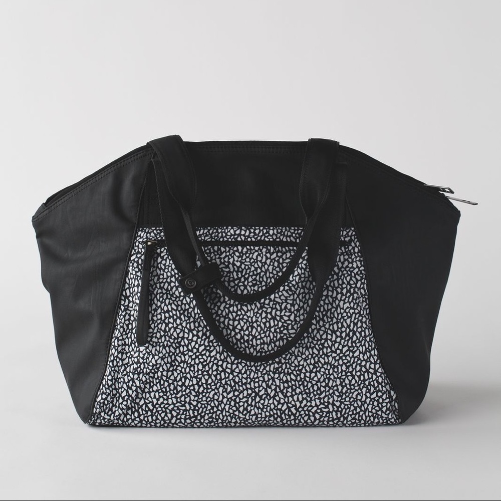 RARE HTF Pristine Lululemon Free To Be Bag in Miss Mosaic - Picture 1 of 15